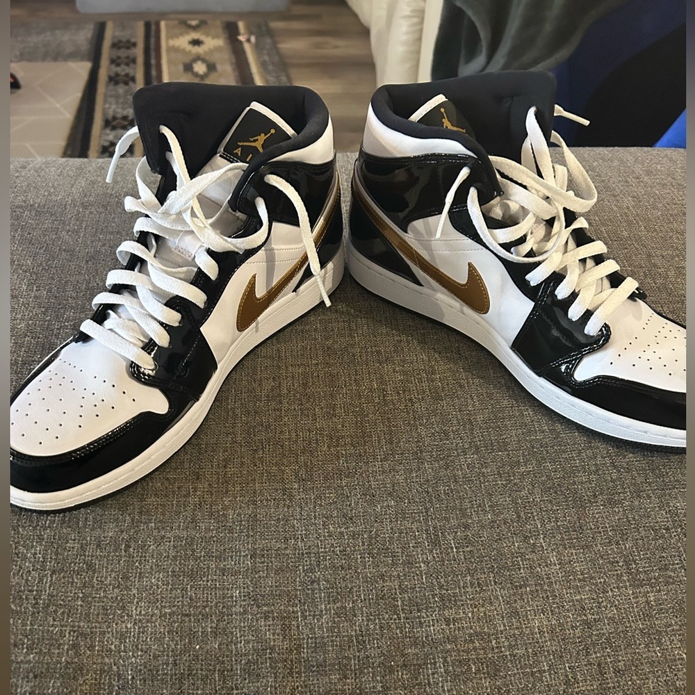 Air Jordan 1 mid SE patent leather